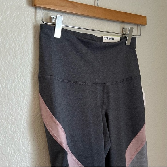 NWT, Old Navy High-Rise Color-Block 7/8 Elevate Compression Leggings, Small - Picture 4 of 11